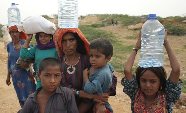 Women collecting water at a camp in Thatta. Photo: Oxfam Novib