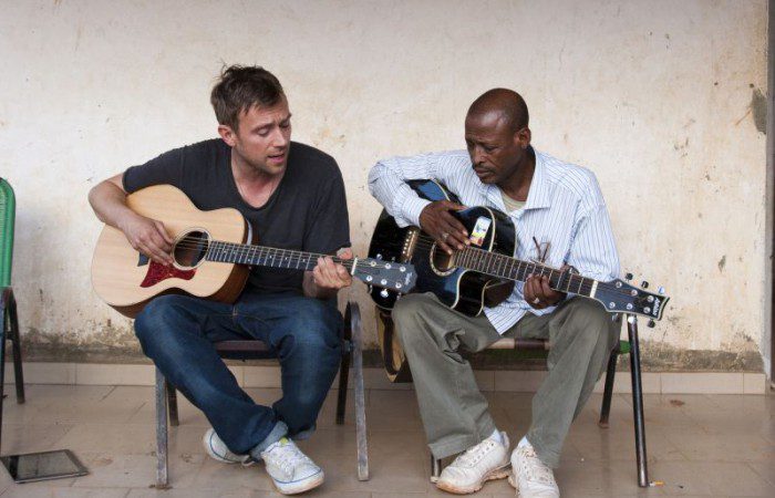 Damon Albarn and Afel Bocoum perform together in Bamako. Photo: Simon Phipps/Oxfam