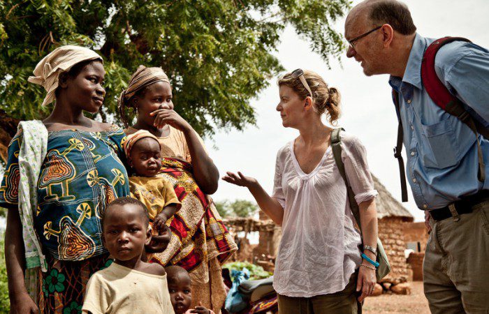 Andrew and Natasha meet some women who have benefited from Oxfam's cash-for-work program. Photo: Pablo Tosco/Oxfam