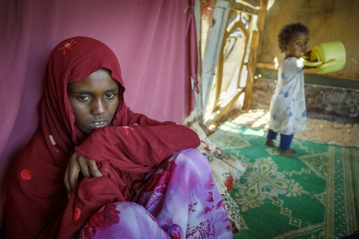 Hafsa has just arrived in an IDP camp at the outskirts of Garowe, where some families have found shelter after they had to leave their homes because of the ongoing drought. (Somalia, 2022) Photo: Petterik Wiggers/Oxfam Novib
