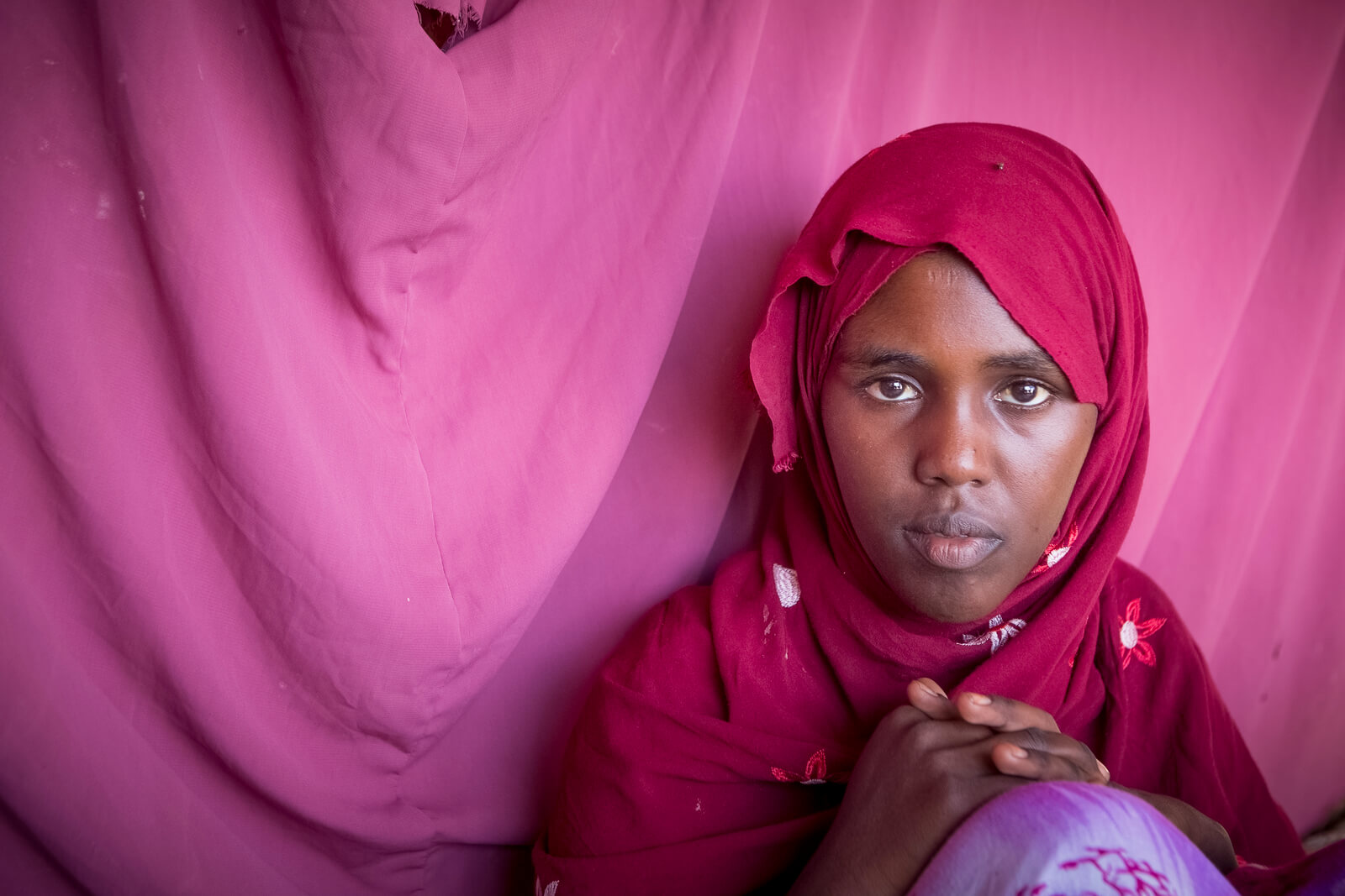 Hafsa has just arrived in an IDP camp at the outskirts of Garowe, where some families have found shelter after they had to leave their homes because of the ongoing drought. (Somalia, 2022) Photo: Petterik Wiggers/Oxfam Novib